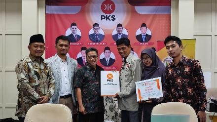 Fraksi PKS Lampung Sematkan Pelari 77 KM Sebagai Anggota PKS Kreatif dan Inspiratif